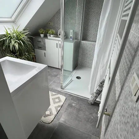 Apartment Cosy 1 Bedroom 900m From *