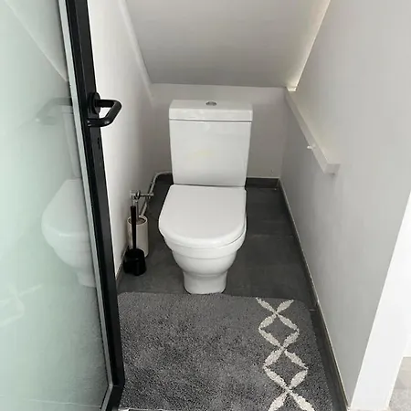 Cosy 1 Bedroom 900m From Apartment *